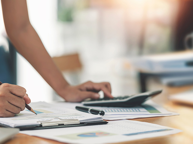 Assistante administrative au travail